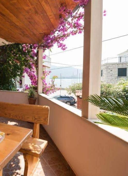 Bougainvillea--Apartment By The Sea Ston Exterior foto