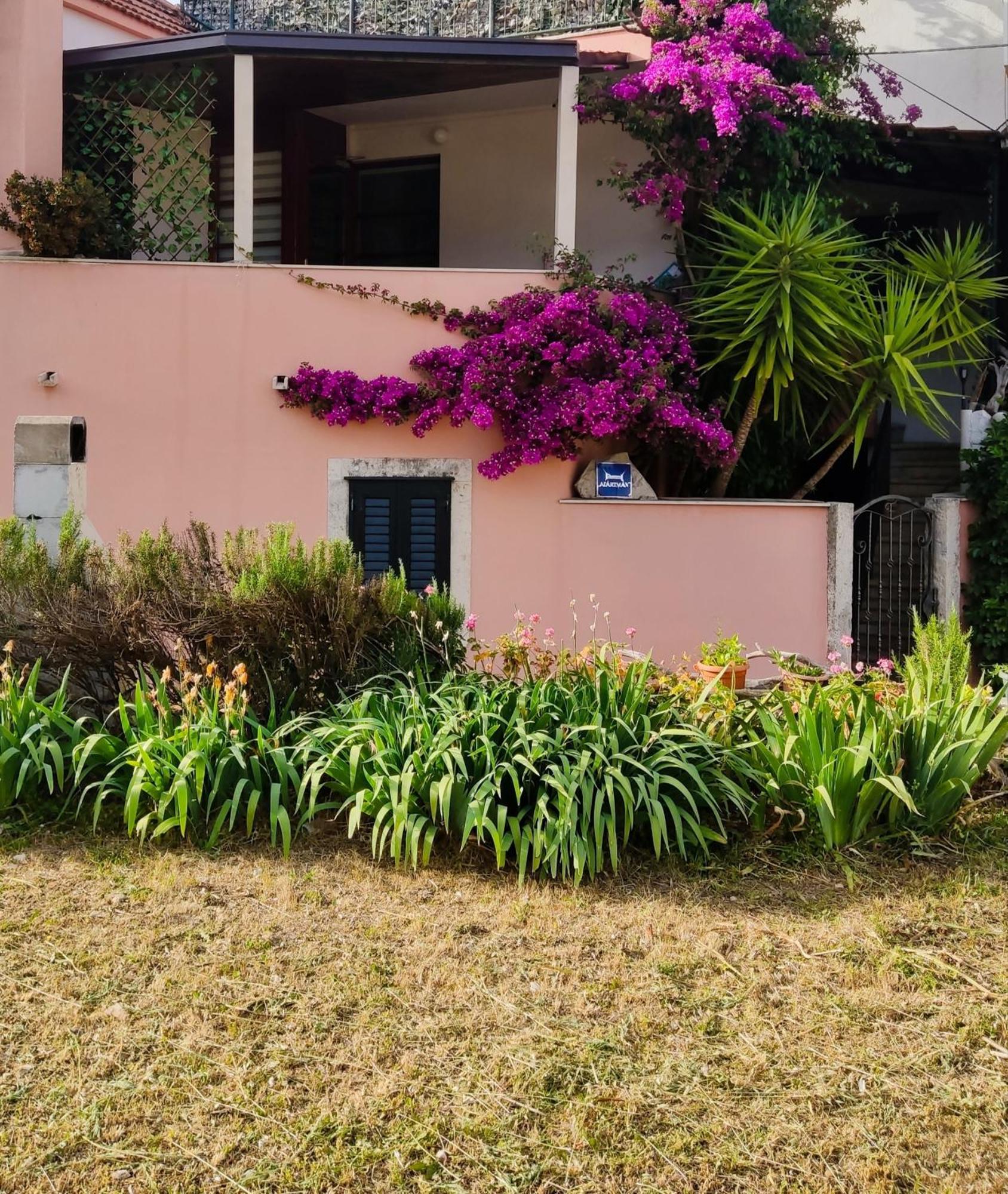 Bougainvillea--Apartment By The Sea Ston Exterior foto
